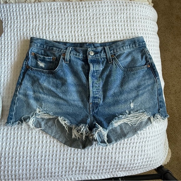 Levi's Women's Premium 501 Original Shorts - Picture 5 of 6